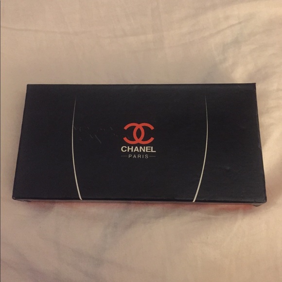 ICONIC VINTAGE CHANEL WALLET - Picture 2 of 4